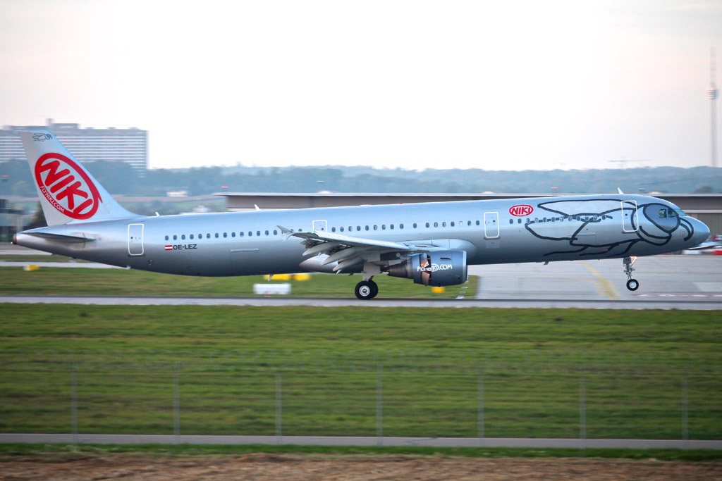 Niki A321 (OE-LEZ).jpg
