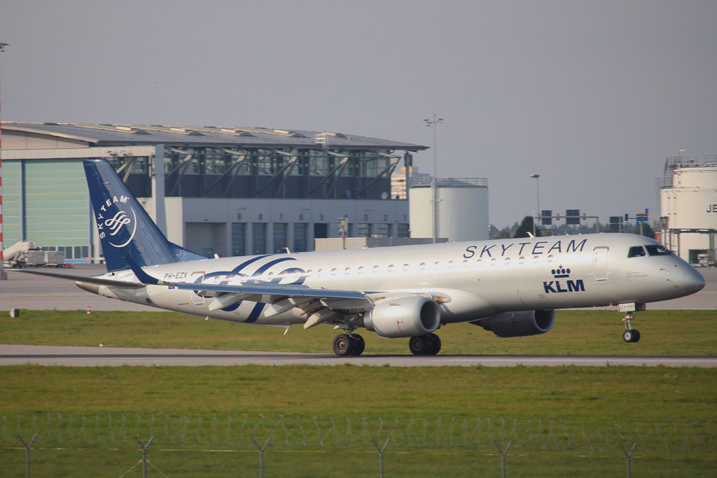 KLM(Skyteam) ERJ-190 (PH-EZX)2.jpg