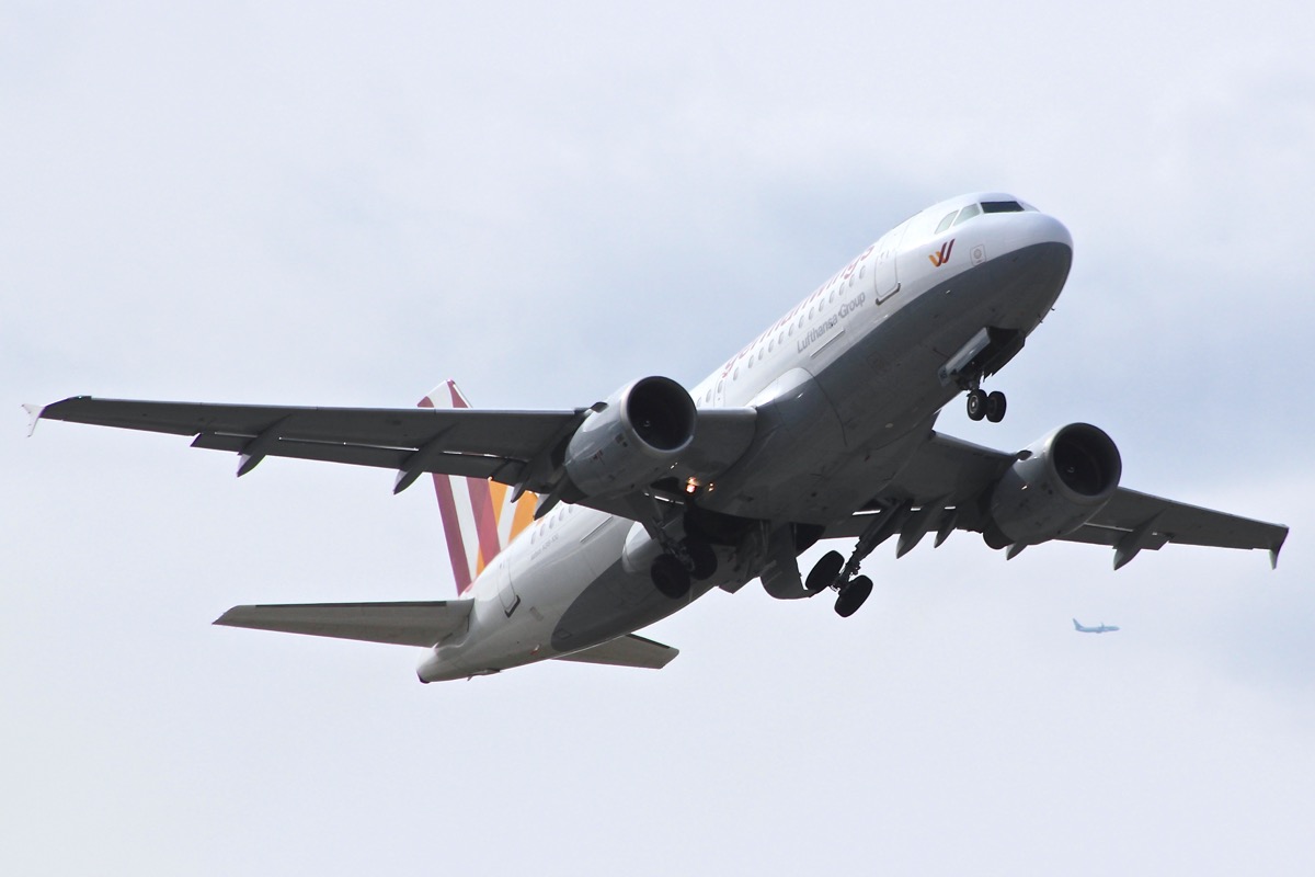 Germanwings 4U2026 (Kennzeichen: D-AKNS / A319-112) von Stuttgart nach Dresden (Take-off 16.09 Uhr)<br /><br />Im Hintergrund entweder Air Lingus (EI-DVN) oder Eurowings (D-ACND) … kann jemand helfen?
