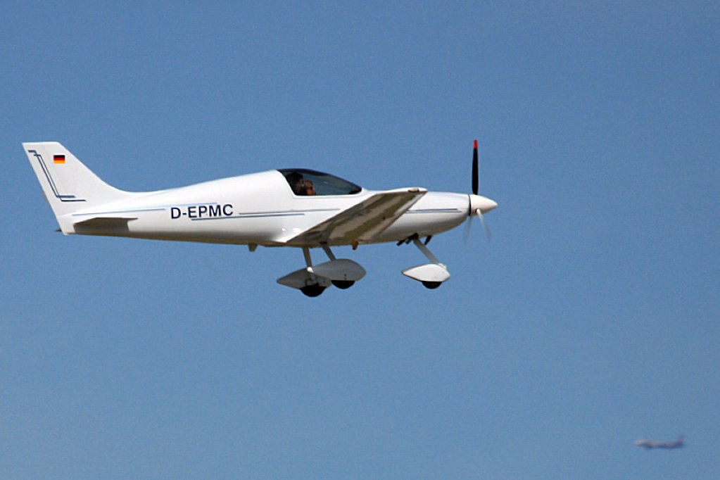 D-EPMC, Pitzer Pulsar XP<br />Die beiden Flieger sind in Formation hintereinander vorbeigeflogen.