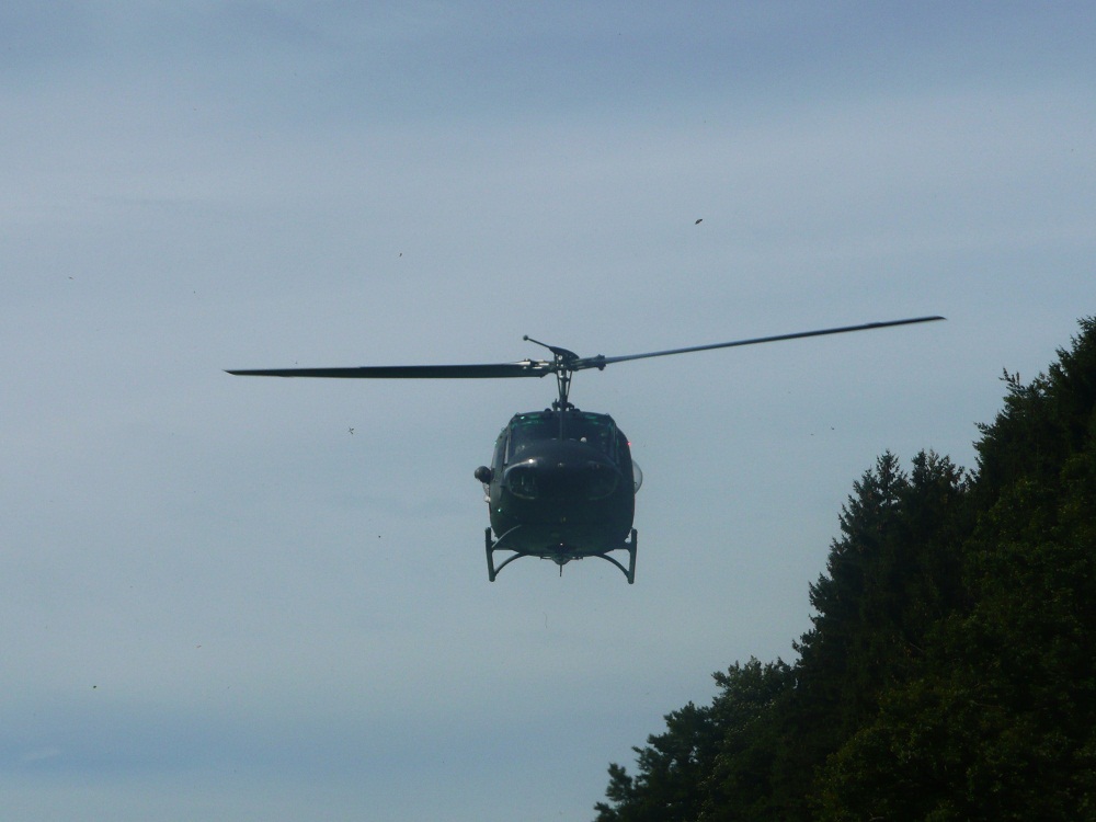 Bell UH im Landeanflug. Sie landete nicht auf einem Hubschrauberlandeplatz sondern dort wo zuvor ein paar Gäste waren.