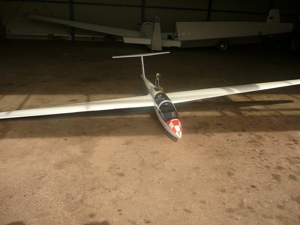 Eine Modell ASK21 Klapptriebwerk. Sie hat eine Spannweite von 6m