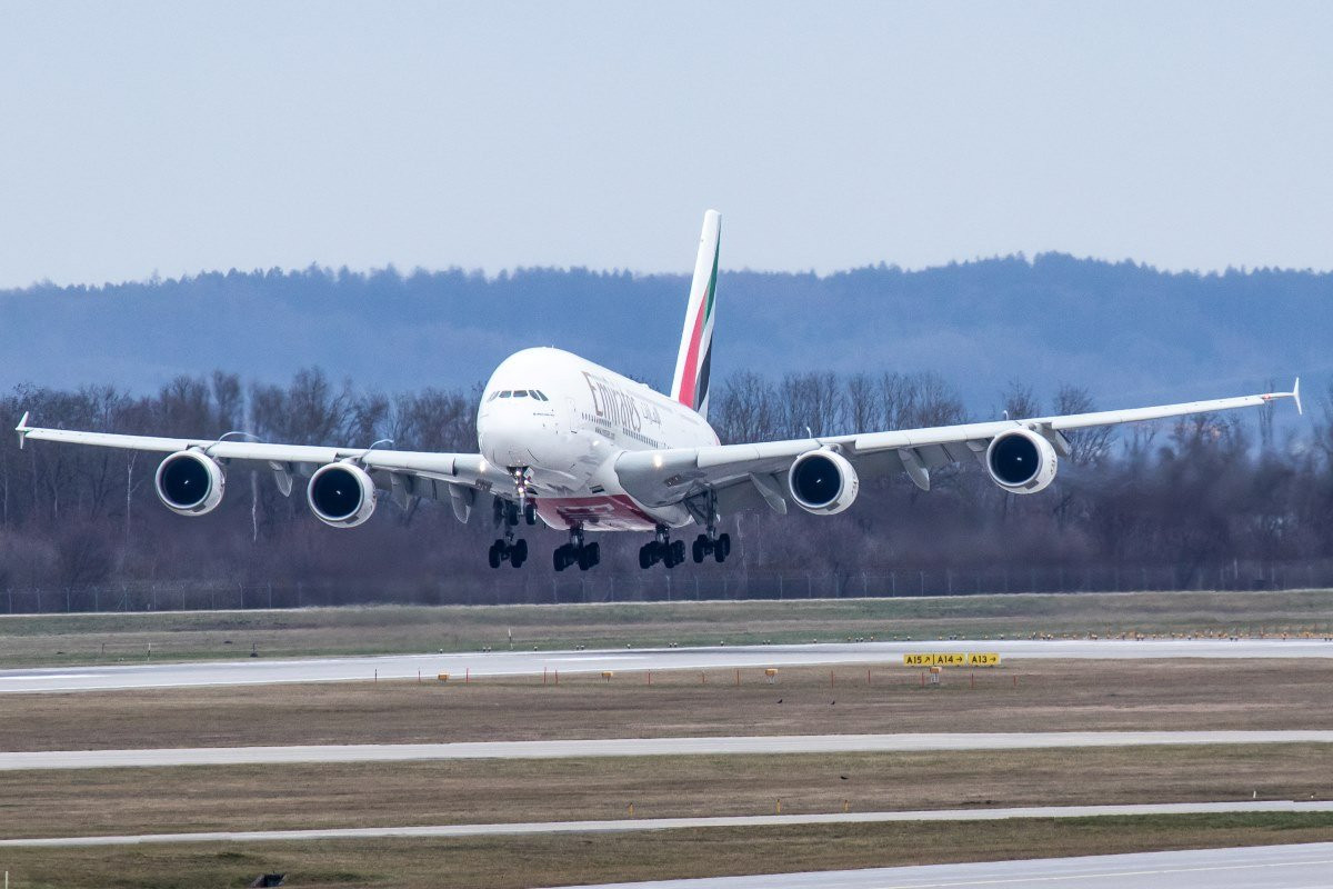ein "long-distance-shot" vom verspäteten EK A380 im final