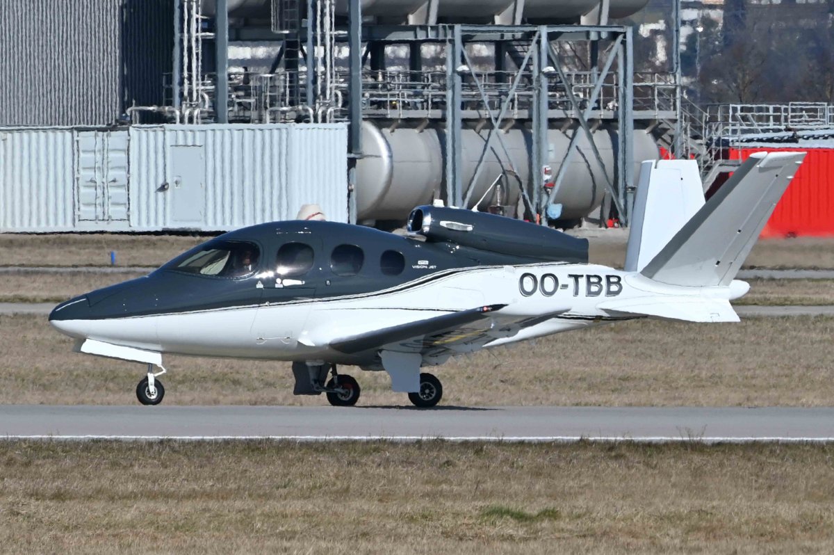 OO-TBB Private Cirrus Vision SF50 G2.JPG