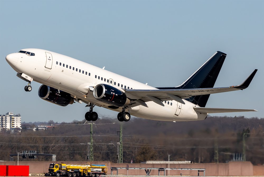 2Excel Aviation / G-NEWG / Boeing 737-76N