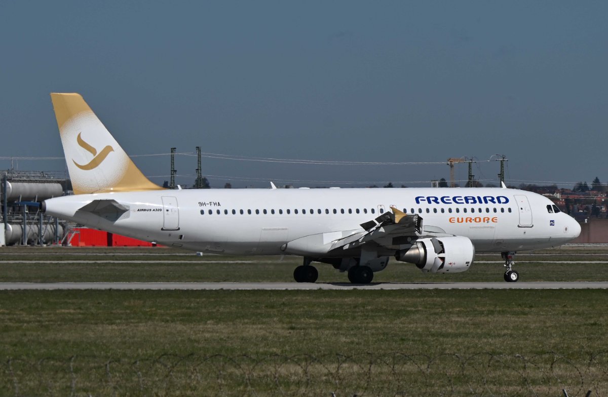 9H-FHA Freebird Europe Airbus A320-214.JPG