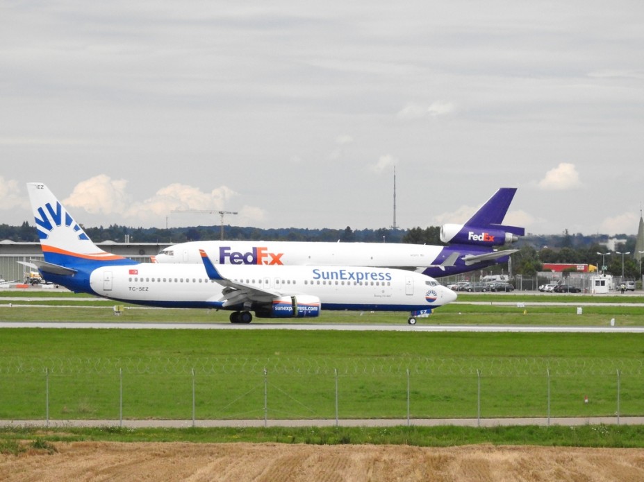 DSCN3270.JPG (454.89 KiB) 8162 mal betrachtet Beide in einem Foto vereint.<br />SunExpress <br />Boeing 737-8HC(WL)<br />TC-SEZ (c/n 61183)