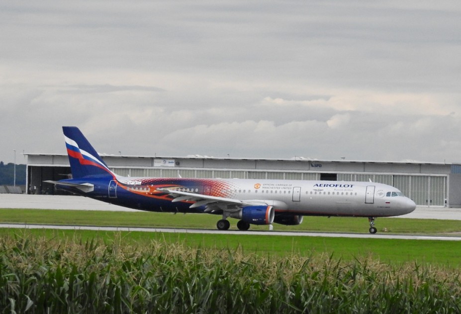 Aeroflot - Russian Airlines<br />Airbus A321-211<br />VP-BTL (c/n 5881)<br />Manchester United colors