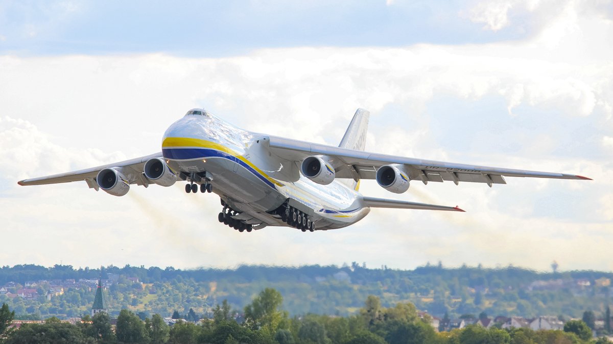 UR-82008.jpg