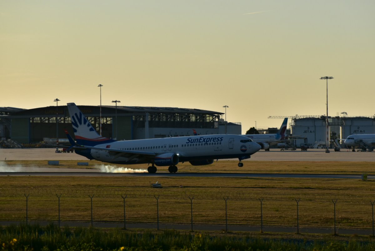 TC-SOZ Boeing 737 mit Qualm